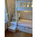 Funkcjonalne łóżko piętrowe ze schodami i przestrzenią pod spodem